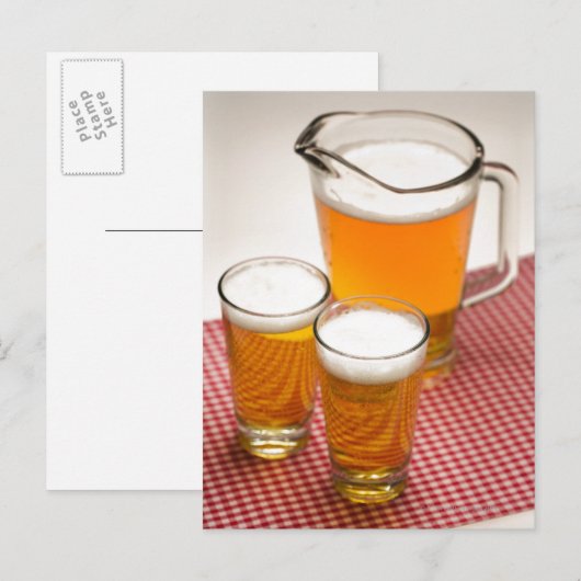 Pitcher voor bier en twee glazen gevuld met bier briefkaart (Voorkant / Achterkant)