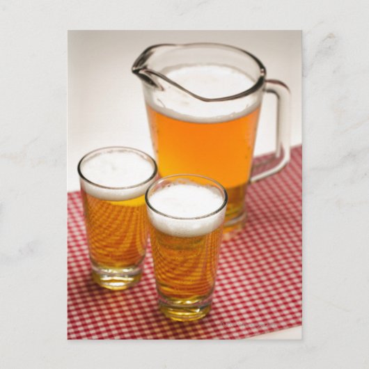 Pitcher voor bier en twee glazen gevuld met bier briefkaart (Voorkant)