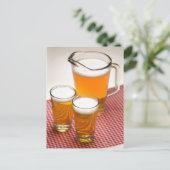 Pitcher voor bier en twee glazen gevuld met bier briefkaart (Staand voorkant)