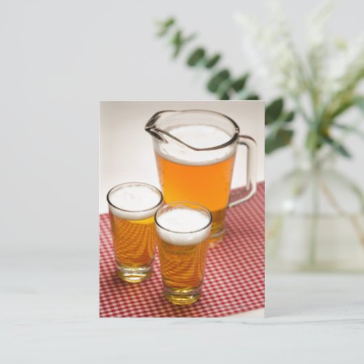 Pitcher voor bier en twee glazen gevuld met bier briefkaart (Staand voorkant)