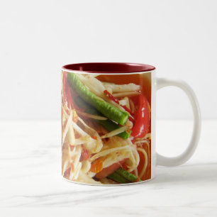 Pittige papajasalade [Som Tam] ... Thais Lao eten Tweekleurige Koffiemok