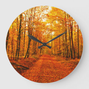 Pittoresk herfstweglandschap grote klok
