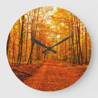 Pittoresk herfstweglandschap grote klok