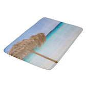 Pittoresk tropisch strand met strooien parasol badmat (Gekanteld)