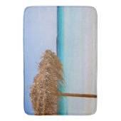Pittoresk tropisch strand met strooien parasol badmat (Voorkant Verticaal)
