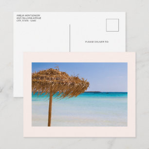 Pittoresk tropisch strand met strooien parasol briefkaart