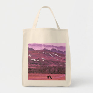Pittoreske bergen met grazende elanden en waterkri tote bag