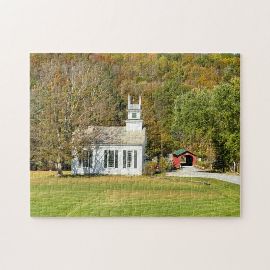 Pittoreske witte kerk en overdekte brug legpuzzel (Horizontaal)