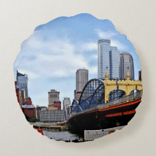 Pittsburgh PA - Trein bij Smithfield St Bridge Rond Kussen