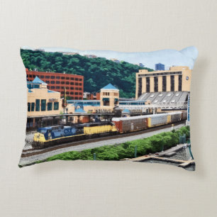 Pittsburgh PA - Trein rijdt langs Station Square Accent Kussen