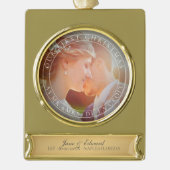 PixDezines Mr & Mrs First Kerstbruiloft Foto Verguld Banner Ornament (Voorkant)