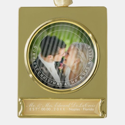 PixDezines Mr & Mrs First Kerstbruiloft Foto Verguld Banner Ornament (Voorkant)