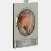 PixDezines Mr & Mrs First Kerstbruiloft Foto Verzilverd Banner Ornament (Rechts)