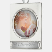 PixDezines Mr & Mrs First Kerstbruiloft Foto Verzilverd Banner Ornament (Links)