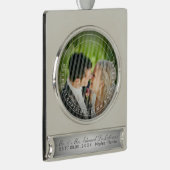 PixDezines Mr & Mrs First Kerstbruiloft Foto Verzilverd Banner Ornament (Rechts)