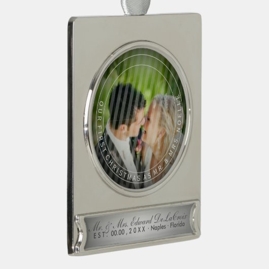 PixDezines Mr & Mrs First Kerstbruiloft Foto Verzilverd Banner Ornament (Rechts)
