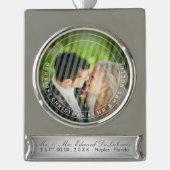 PixDezines Mr & Mrs First Kerstbruiloft Foto Verzilverd Banner Ornament (Voorkant)