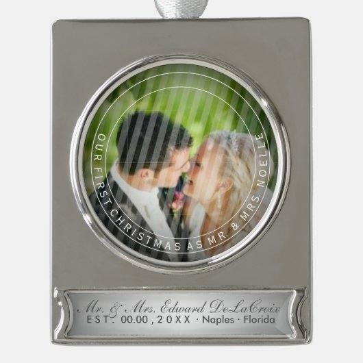 PixDezines Mr & Mrs First Kerstbruiloft Foto Verzilverd Banner Ornament (Voorkant)