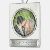 PixDezines Mr & Mrs First Kerstbruiloft Foto Verzilverd Banner Ornament (Links)
