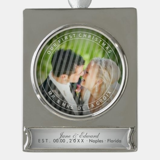 PixDezines Mr & Mrs First Kerstbruiloft Foto Verzilverd Banner Ornament (Voorkant)