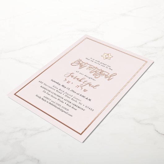 PixDezines Roze Goud Moderne Script Bat Mitzvah Folie Uitnodiging (Gedraaid)