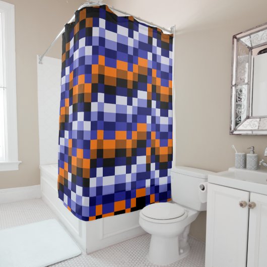 Pixel Art douchegordijn – Blauw, Oranje & Aarde (In situ)