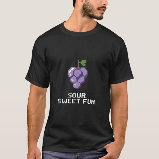 Pixel Art Druiven met 'Sour Sweet Fun' Design T-shirt (Voorkant)