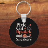 Pixie cut lippenstift en sneakers korte kapsel  sleutelhanger (Voorkant)