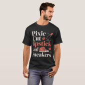 Pixie cut lipstick and sneakers short hair style  t-shirt (Voorkant volledig)