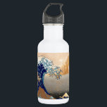 PixPix, Great Wave, Hokusai, 飾 の 神 Dezines 北 Dezin Waterfles<br><div class="desc">PixDezinves  van Japanse kunst met faux gouden accenten. De Grote Golf van Kanagawa is een van de meest zichtbare ter wereld. The artiest Hokusai,  1832 (Edo Period). Het plaatsen van kinami als de grote golven,  NIET tsunami. Digitaal verbeterd door PixDezines. Copyright © 2008-2014 PixDezines.com™ en PixDezines™ op zazzle.com</div>