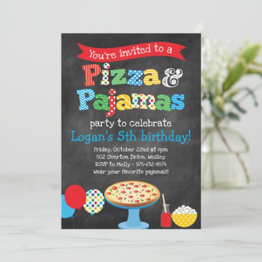 Pizza en Pajamas Party Chalkboard Invitation Kaart (Staand voorkant)
