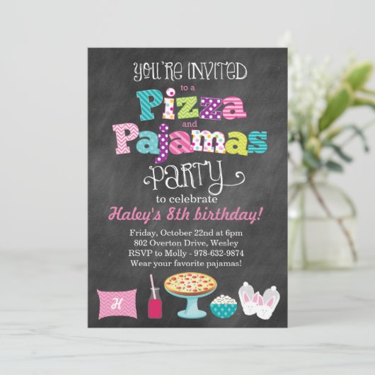 Pizza en pyjama party schoolbord uitnodiging (Staand voorkant)