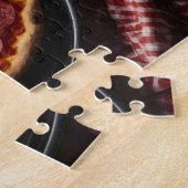 Pizza in pan op tafel legpuzzel (Zijkant)