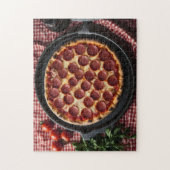 Pizza in pan op tafel legpuzzel (Verticaal)