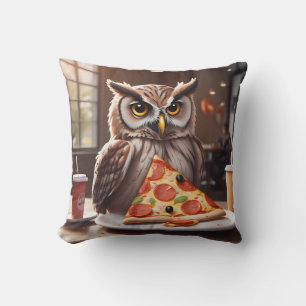 Pizza-liefhebbende uil in café kussen
