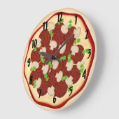 Pizza met pepperoni en paddenstoelen grote klok (Hoek)