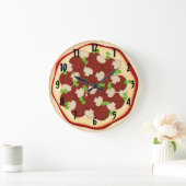 Pizza met pepperoni en paddenstoelen grote klok (Huis)