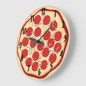 Pizza met tomaten en uien grote klok (Hoek)