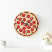 Pizza met tomaten en uien grote klok (Huis)