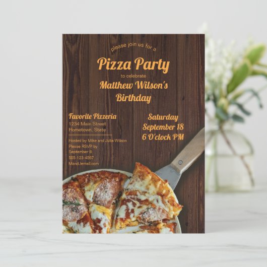Pizza Party Verjaardag Rustieke Houten Uitnodiging (Staand voorkant)