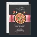 Pizza Pie Uitnodiging<br><div class="desc">Een oogstrelend ontwerp van een pizzakaart, die dramatisch tegen een zwarte achtergrond met een rode en witte controlerunner wordt uitgerust. Ideaal voor alle leeftijden en geslachten. (Ontworpen door: Freepik). De kaart is eenvoudig aan te passen met uw tekst, lettertype, lettertypekleur, papieren vormopties en een keuze uit zes papiertypen. Niet precies...</div>