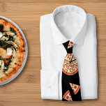 Pizza-Stropdas Stropdas<br><div class="desc">Voor je man of vriend of een vriend die in een pizzeria werkt,  zal dit stropdas met een pizzapatroon op een zwarte achtergrond een perfect cadeau zijn!</div>