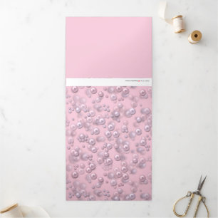 Plaatsers van wit-roze parels op roze fluweel drieluik wenskaart