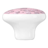 Plaatsers van wit-roze parels op roze fluweel keramische knop (Zijkant)