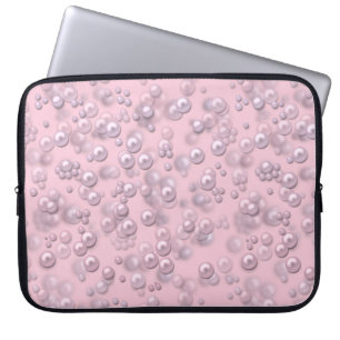 Plaatsers van wit-roze parels op roze fluweel laptop sleeve