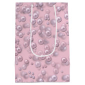 Plaatsers van wit-roze parels op roze fluweel medium cadeauzakje (Achterkant)