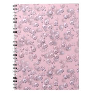 Plaatsers van wit-roze parels op roze fluweel notitieboek