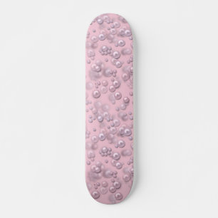 Plaatsers van wit-roze parels op roze fluweel persoonlijk skateboard