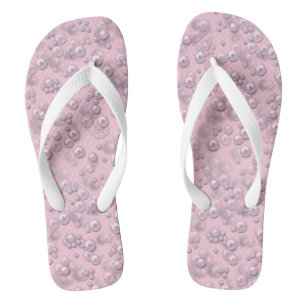 Plaatsers van wit-roze parels op roze fluweel teenslippers