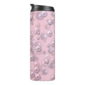 Plaatsers van wit-roze parels op roze fluweel thermosbeker (Geroteerd rechts)